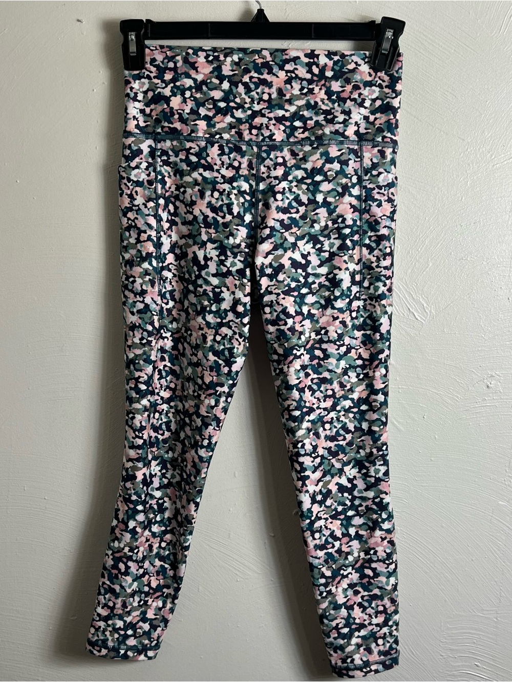 Athleta Womens Size Medium Salutation Stash Pocket II Printed 7/8 Leggings